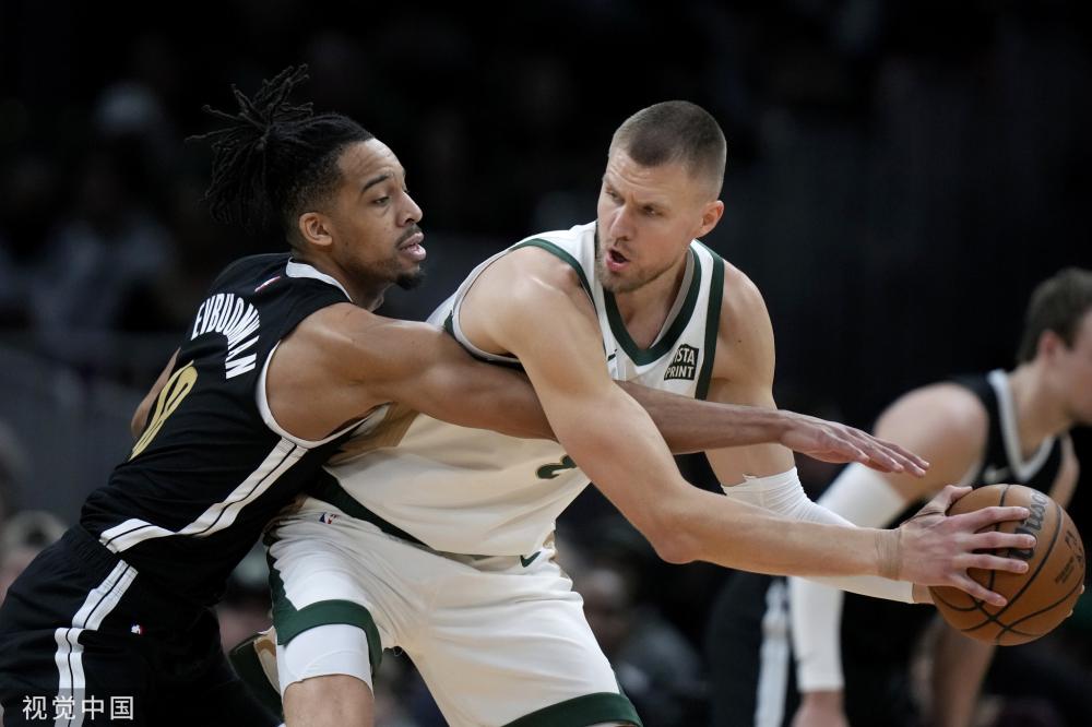 足球比赛中 足球比赛中