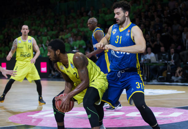 示出惊人的 示出惊人的